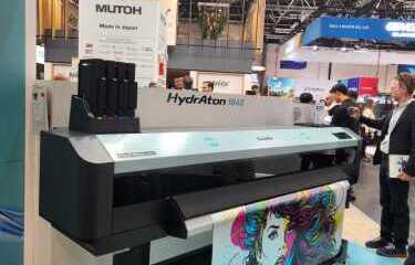 MUTOH, yenilikçi su bazlı UV dijital baskı teknolojisini tanıttı: HydrAton 1642 